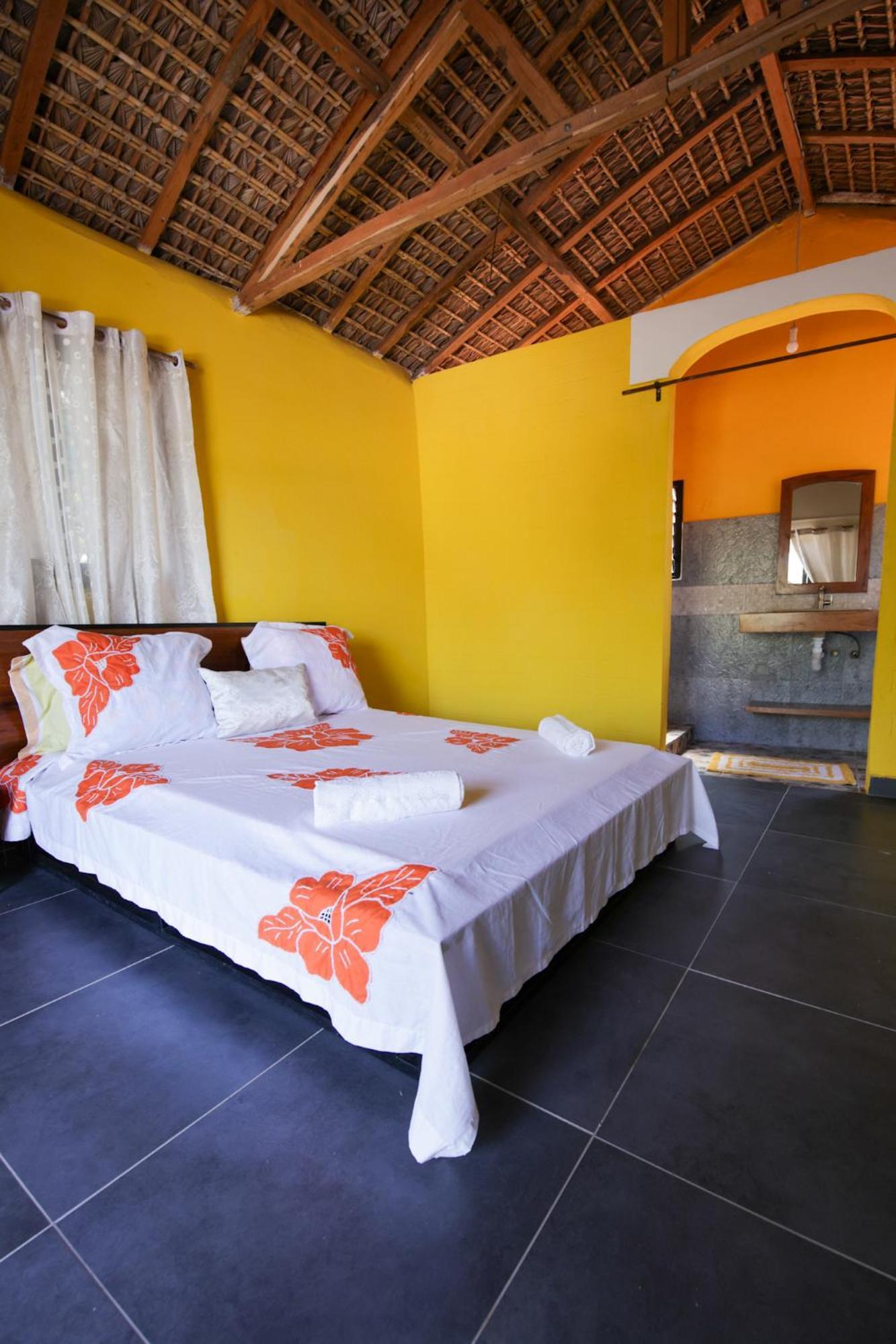 Le Jardin Des Delices Hotel Mahajanga Exterior photo